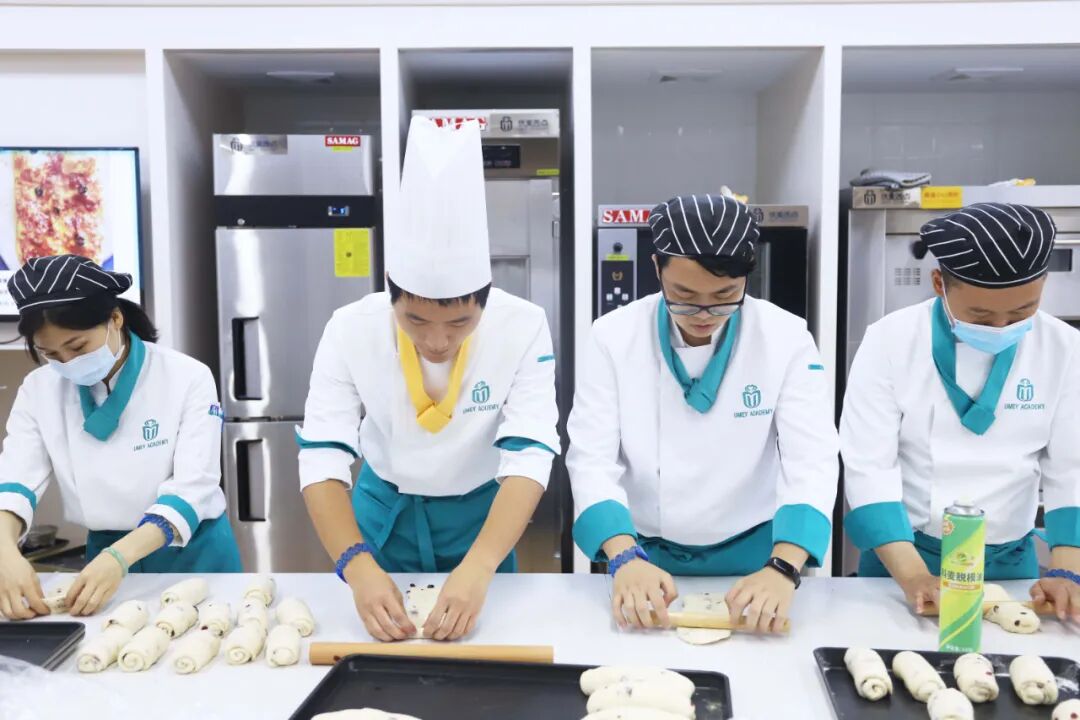“烘焙+”乘风而起：跨界融合打